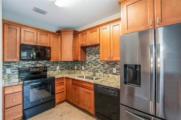 1011 LAKE SHORE RANCH DR, Seffner, FL 33584