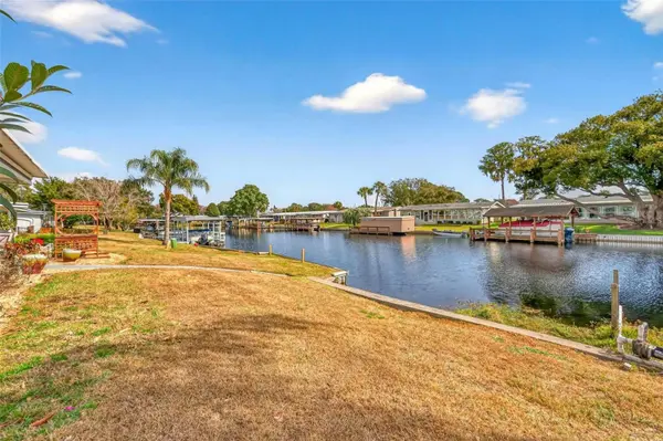 1018 SOUTHLAND DR, Tavares, FL 32778