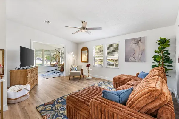 1616 BAYHILL DR, Lady Lake, FL 32159