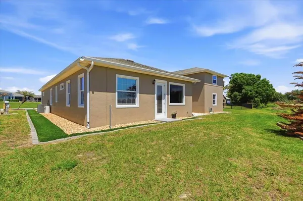 572 MEANDERING WAY, Polk City, FL 33868