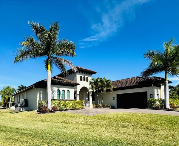 8533 S LAKE CIR, Fort Myers, FL 33908