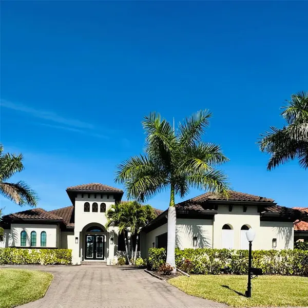 8533 S LAKE CIR, Fort Myers, FL 33908