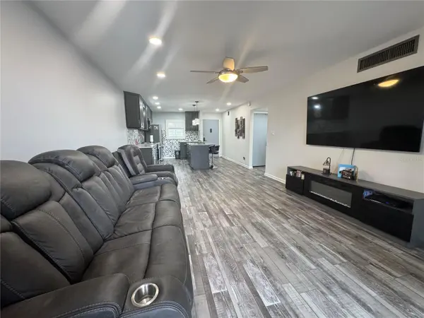 11485 OAKHURST RD #-211, Largo, FL 33774