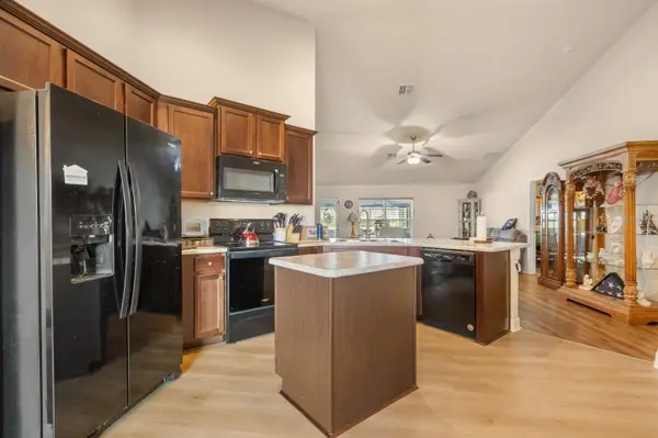 906 EDITH DR, Fruitland Park, FL 34731