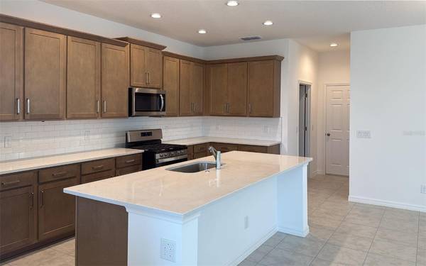 6863 SPANISH IMPERIAL ST, Howey In The Hills, FL 34737