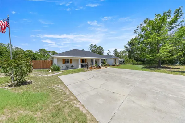 495 FISHER RD, Ocklawaha, FL 32179