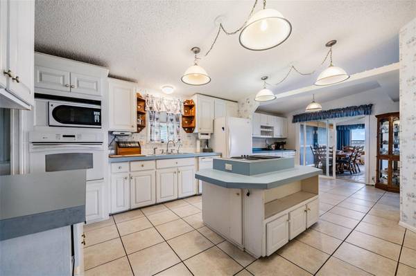6827 S LAKE HENRY DR NE, Winter Haven, FL 33881