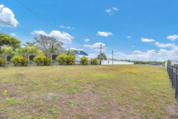 3304 W SHELL POINT RD, Ruskin, FL 33570