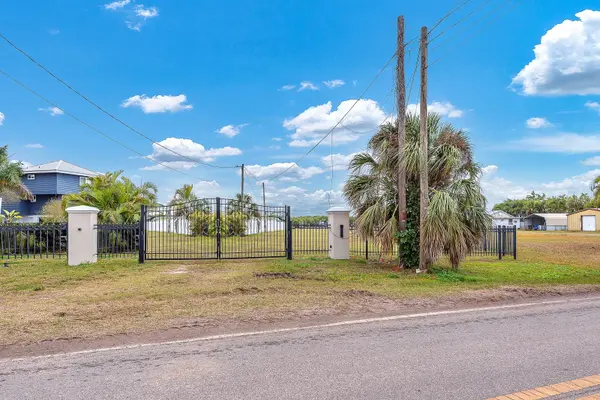 3304 W SHELL POINT RD, Ruskin, FL 33570