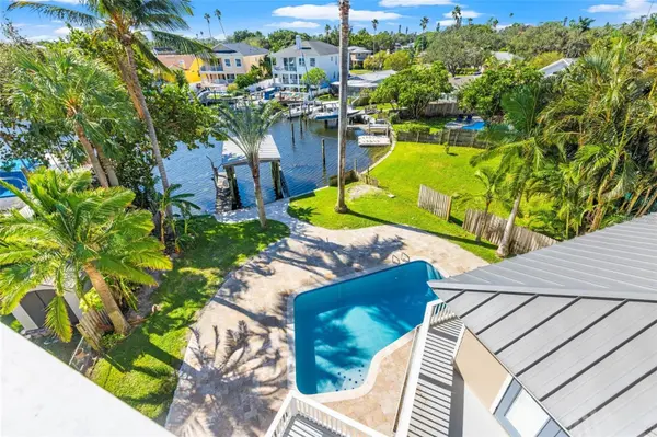 1902 ARROWHEAD DR NE, St Petersburg, FL 33703