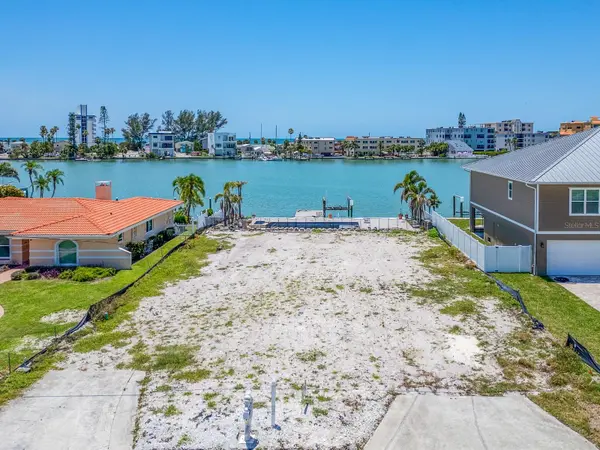 10126 TARPON DR, Treasure Island, FL 33706