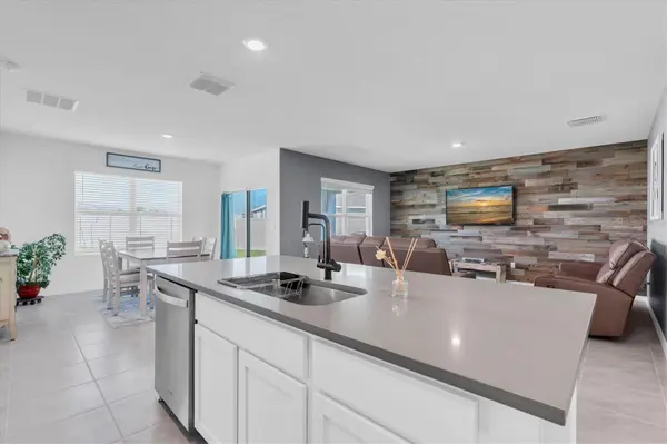 5943 WANDERING WILLOW DR, Wesley Chapel, FL 33545