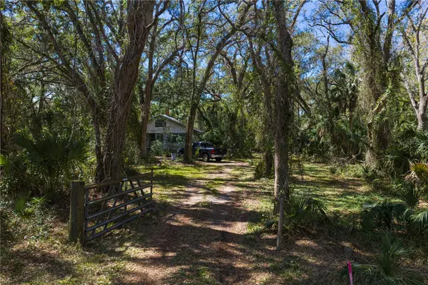 8004 BAY DR, Tampa, FL 33635