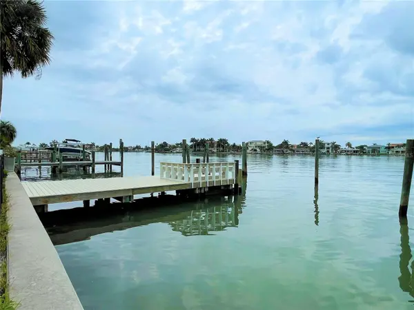 17045 DOLPHIN DR, North Redington Beach, FL 33708