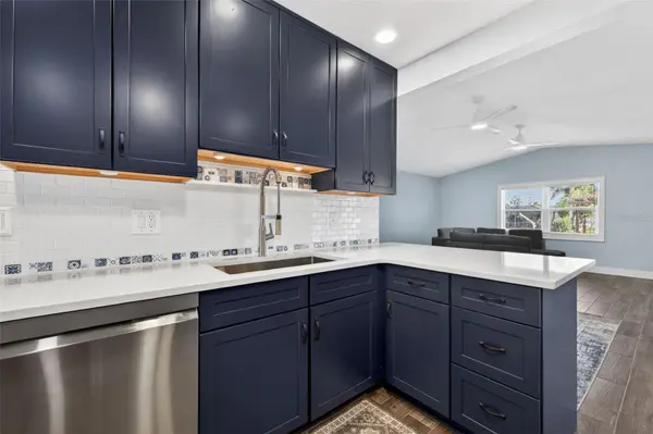 8711 BAY CREST LN, Tampa, FL 33615
