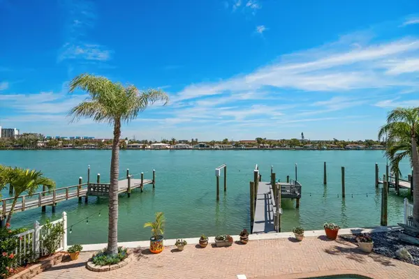 8685 E BAY DR, Treasure Island, FL 33706