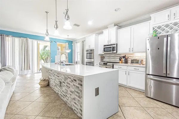 10627 SCENIC HOLLOW DR, Riverview, FL 33578