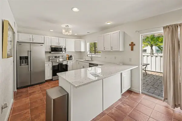 6490 CAPE HATTERAS WAY NE #4, St Petersburg, FL 33702