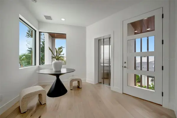 7176 S SHORE DR S, St Petersburg, FL 33707