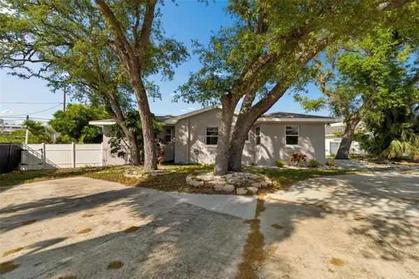 125 HARBOR BLUFF DR, Largo, FL 33770