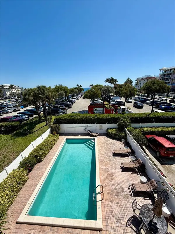 180 SE 20TH AVE #303, Deerfield Beach, FL 33441