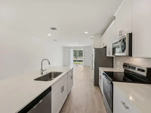 887 SUNSHOWER DR, Lady Lake, FL 32159