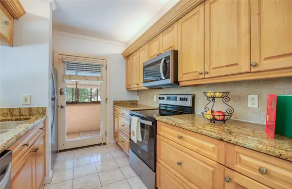6305 PELICAN CREEK XING #D, St Petersburg, FL 33707