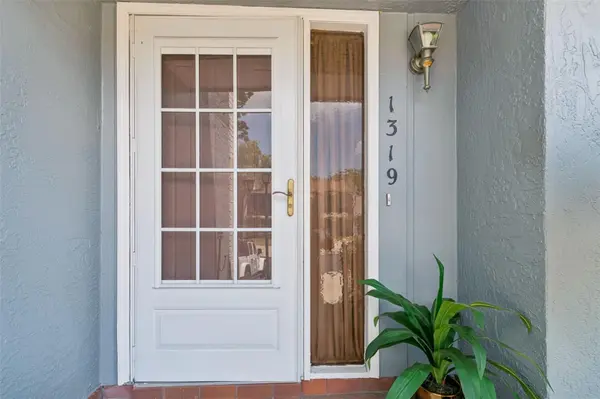 1319 ABBEY CRESCENT LN, Clearwater, FL 33759