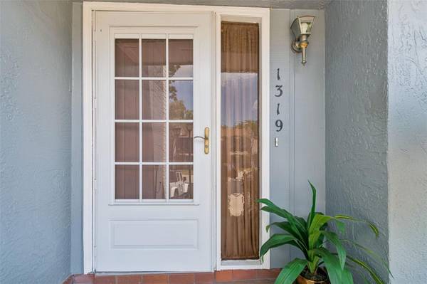 1319 ABBEY CRESCENT LN, Clearwater, FL 33759