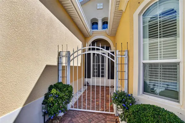 1525 EMERALD DUNES DR, Sun City Center, FL 33573