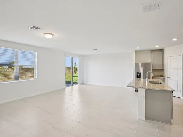 823 SUNSHOWER DR, Lady Lake, FL 32159