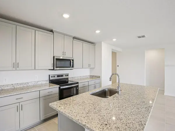 823 SUNSHOWER DR, Lady Lake, FL 32159