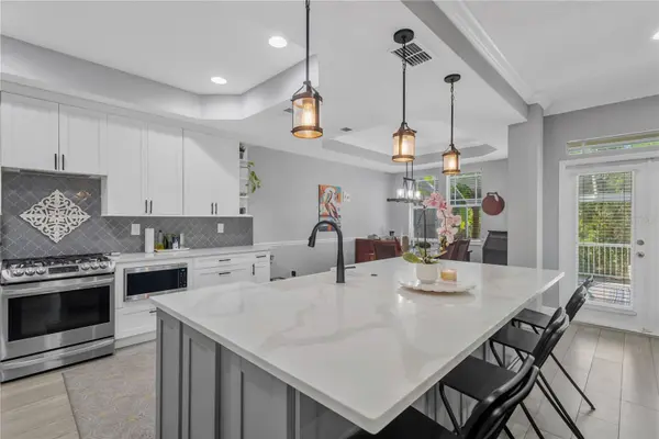 2852 BAYSHORE TRAILS DR, Tampa, FL 33611
