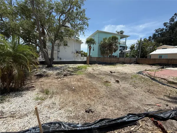 8586 E BAY DR, Treasure Island, FL 33706