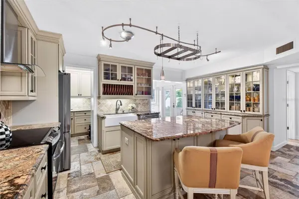 1065 EDEN ISLE BLVD NE #2, St Petersburg, FL 33704