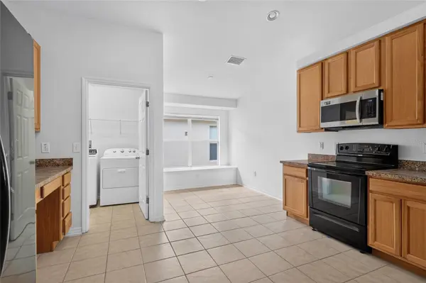 6833 RUNNER OAK DR, Zephyrhills, FL 33545