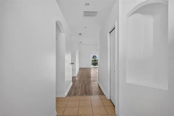 6833 RUNNER OAK DR, Zephyrhills, FL 33545