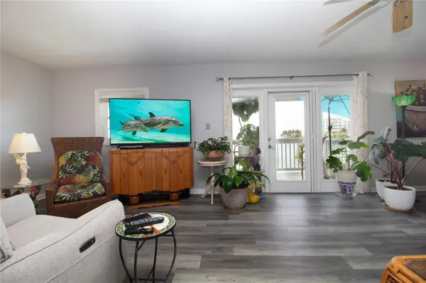 5282 BEACH DR SE #APT D, St Petersburg, FL 33705