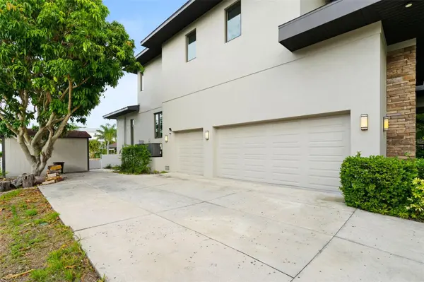 4905 W SPRING LAKE DR, Tampa, FL 33629