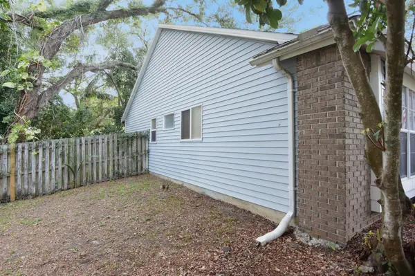 1672 COUNTRYWOOD ST, Tarpon Springs, FL 34689