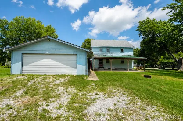 407 S Mulberry ST, Highland, IL 62249