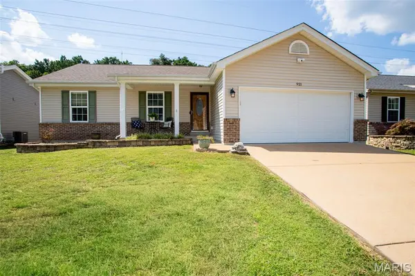 921 San Luis DR, Fenton, MO 63026