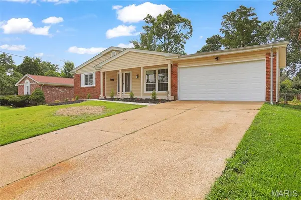 3950 Greengrass DR, Florissant, MO 63033