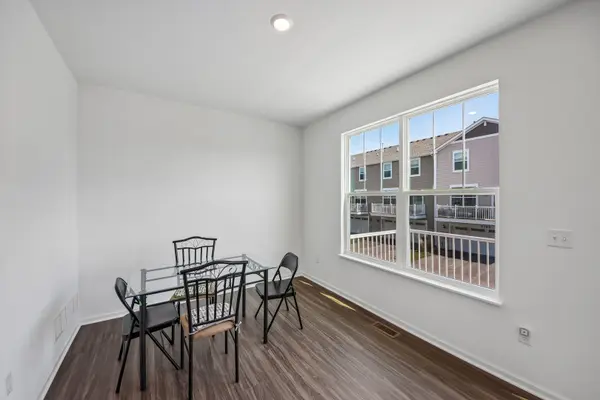 1109 Atterberg RD #4102, South Elgin, IL 60177