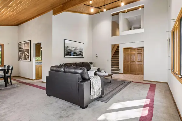20 Deer Hills DR, North Oaks, MN 55127