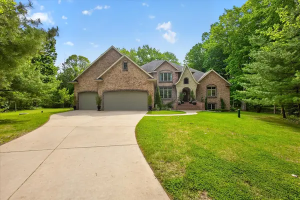 2813 RIVER FOREST HILLS DR,  Pulaski,  WI 54162-8975