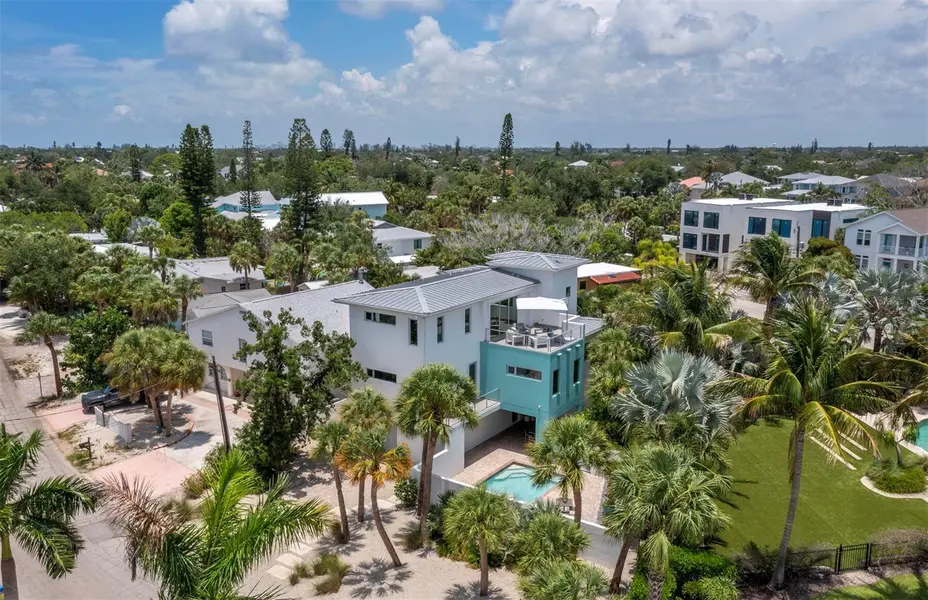 471 ISLAND CIR, Sarasota, FL 34242