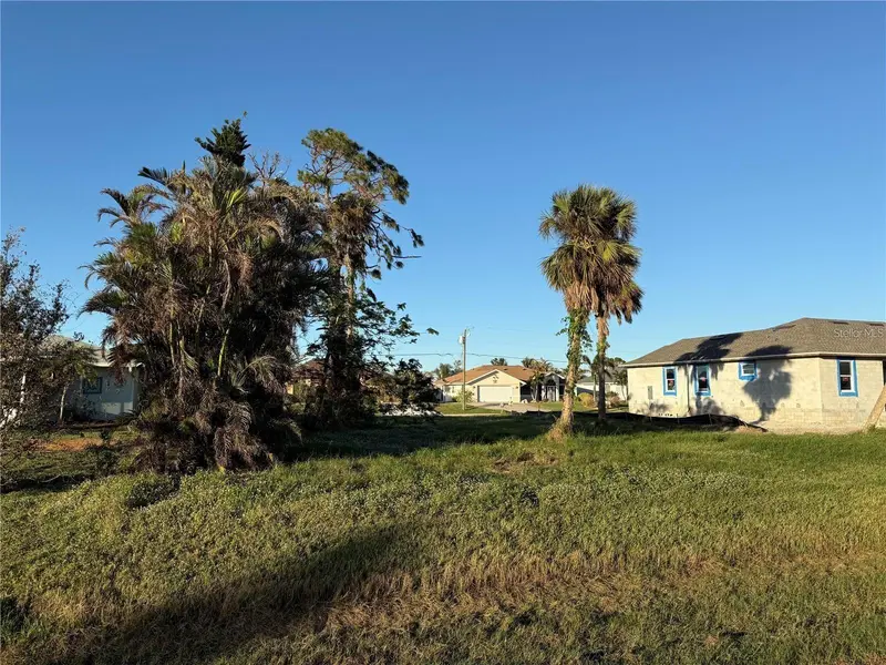 57 MARK TWAIN LN, Rotonda West, FL 33947