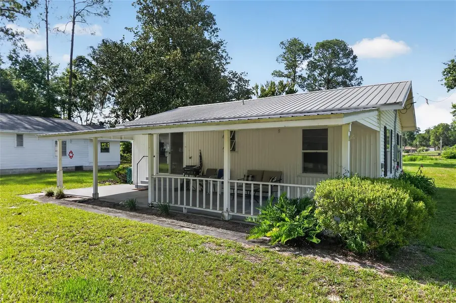 148 LAKE SHORE TER, Interlachen, FL 32148