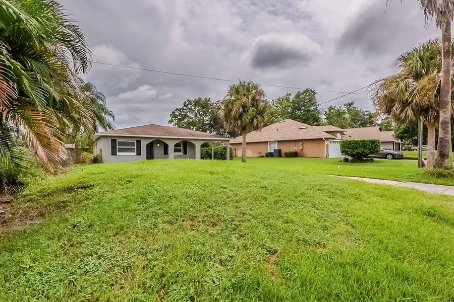 28042 LOIS DR, Tavares, FL 32778